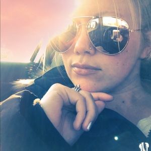 Meet your Posher, Laurie